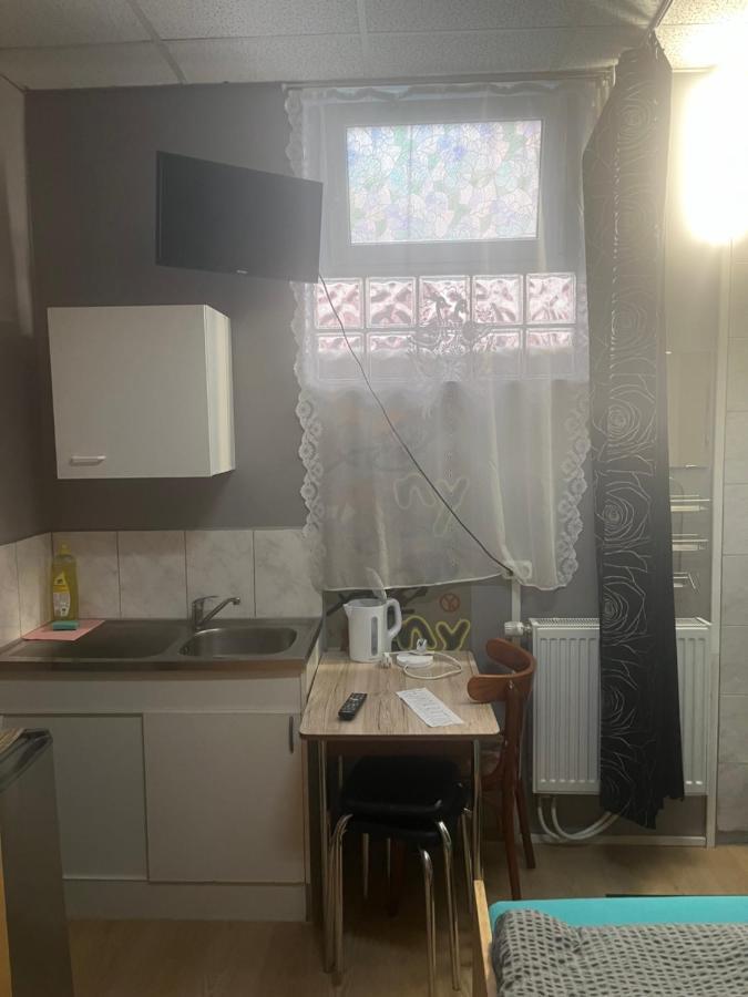 Hipokratios 3 Zimmer Mit Gemeinschaft Wc เฟือร์ท ภายนอก รูปภาพ